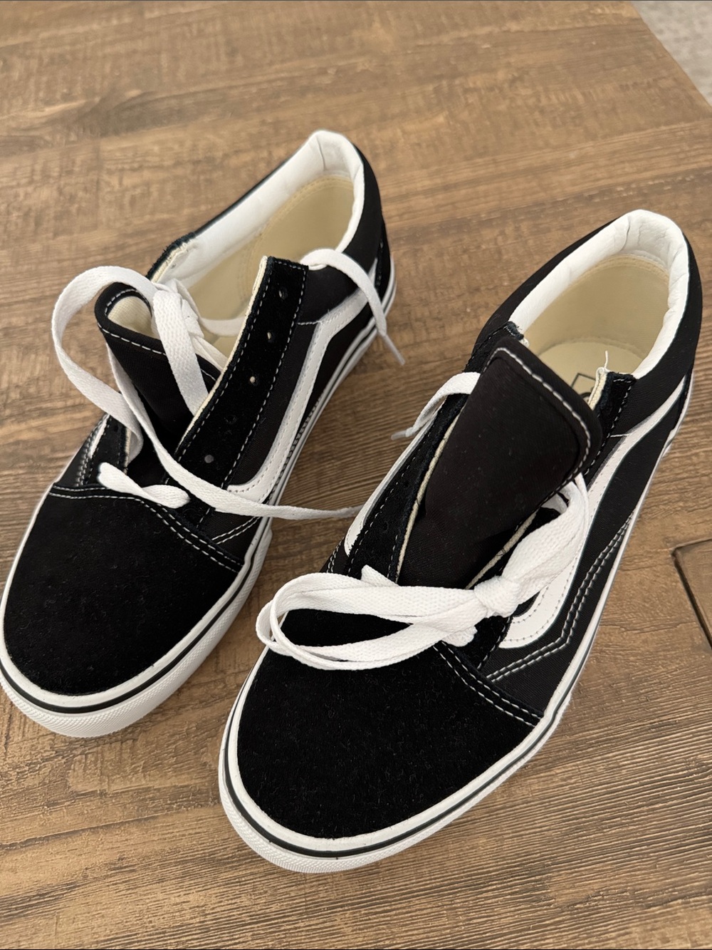 Vans Juniors sz 7 Black and White Low-Top Sneakers brand new